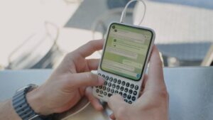 „Clicks Communicator“ telefonas su „Blackberry Roots“ demonstruojamas naujame vaizdo įraše